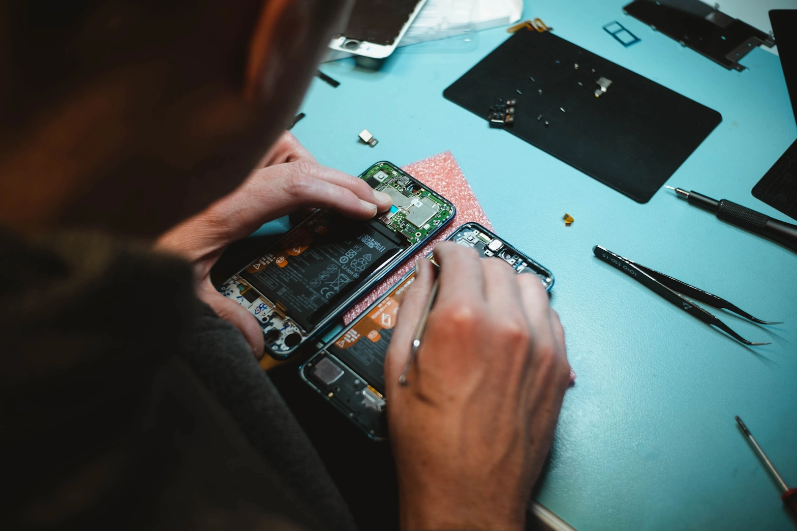 repairing-phone-on-matt-lizardcases